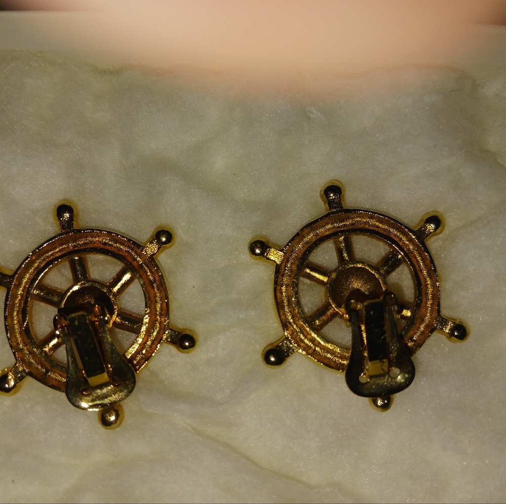 Earrings with blue stones clip on